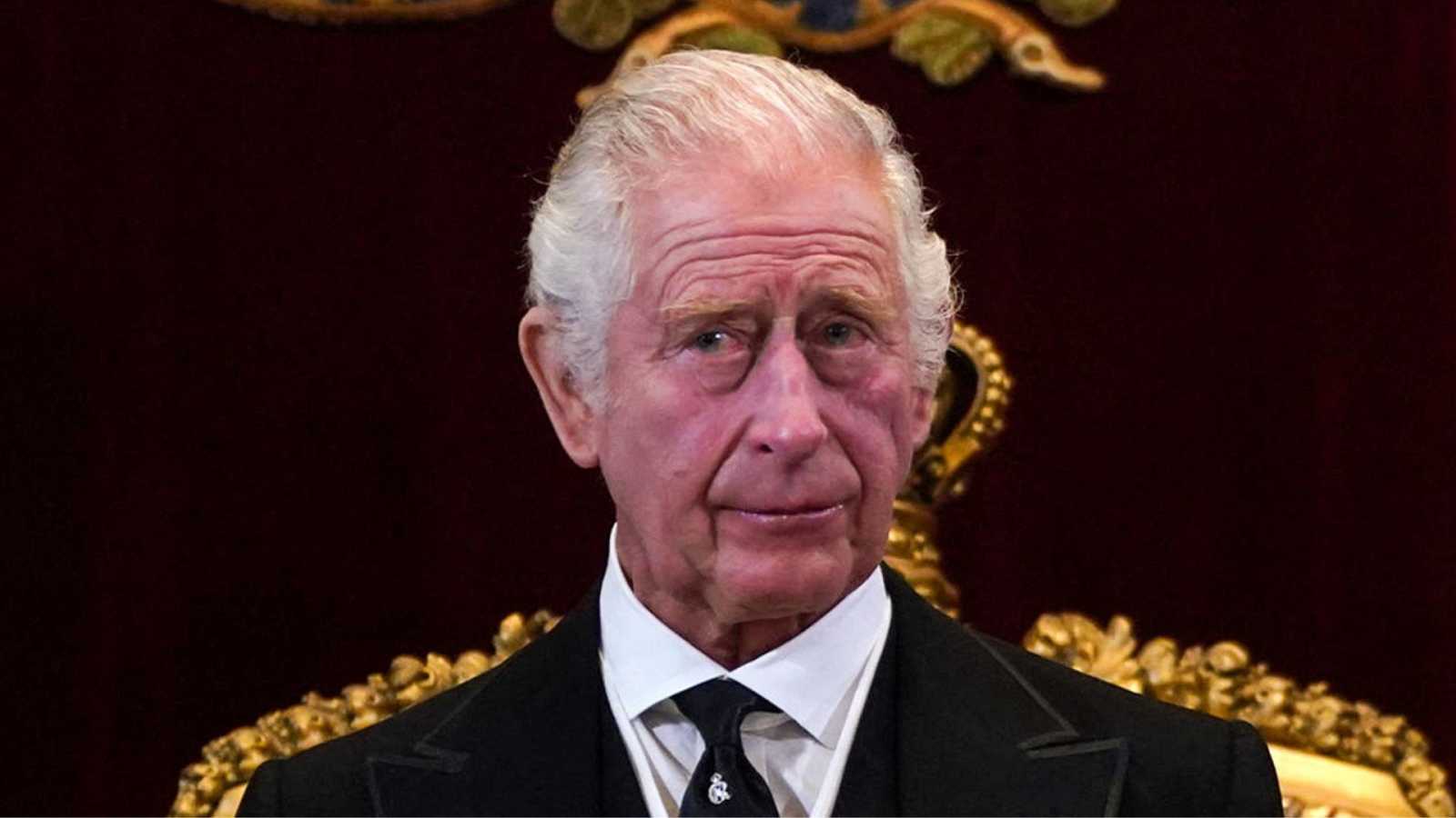 Las manías del rey Carlos III: le preparan hasta el cepillo de dientes