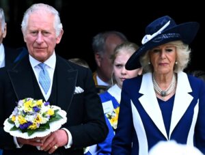 Carlos III deja el castillo de Balmoral para regresar a Londres