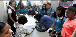 Sobrepoblación de estudiantes por falta de aulas en San Juan  