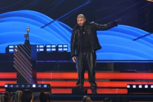 Farruko recuerda a afectados por los huracanes en Puerto Rico, Cuba y Florida tras recibir premio por “Pepas”