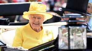 Isabel II, icono de moda con su fórmula de abrigo, vestido, sombrero y bolso