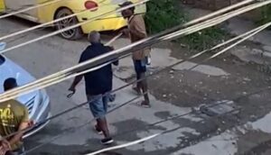 Enajenados mentales continúan rompiendo vidrios de vehículos en la calle
