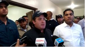 Ministro Paliza visita María Trinidad Sanchez tras paso del huracán Fiona