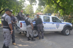 Tres personas heridas y varios vehículos impactados en persecución policial en Fantino 