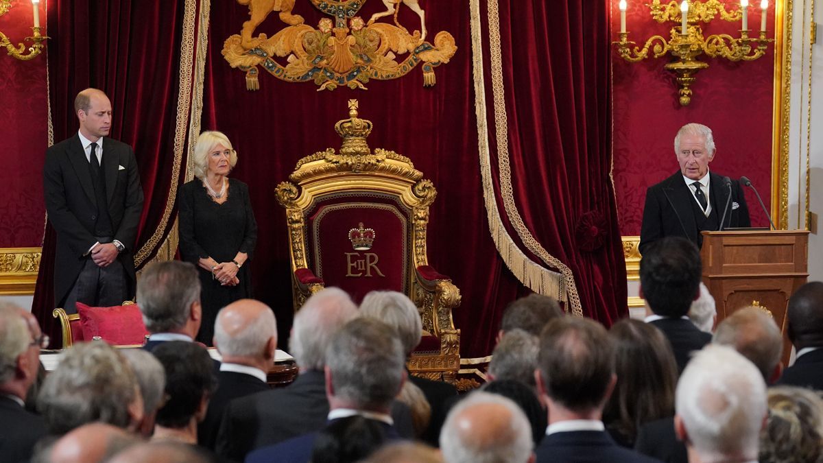 Carlos III es proclamado nuevo rey de Inglaterra