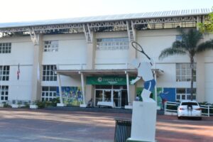 Fachada de la parte frontal del Centro Nacional de Tenis en el Parque del Este, donde se jugarán los torneos Copa Mangulina y Mangú J4. 