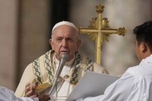 El papa critica indiferencia de Europa hacia los migrantes 