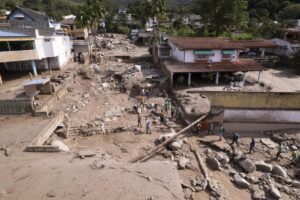 Evacúan a víctimas de desborde de río en centro de Venezuela 
