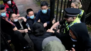 El polémico ataque de funcionarios chinos a un manifestante en el consulado del país asiático en Mánchester 