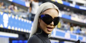 Kim Kardashian abucheada en juego de futbol americano junto a su hijo menor