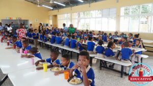 Directora Distrito Educativo 10-03 supervisa distribución del almuerzo escolar en los centros de esta jurisdicción 