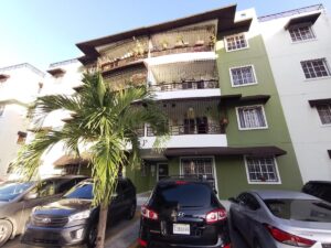 En Residencial Pradera Tropical de SDE claman por ayuda por el hedor en el lugar 