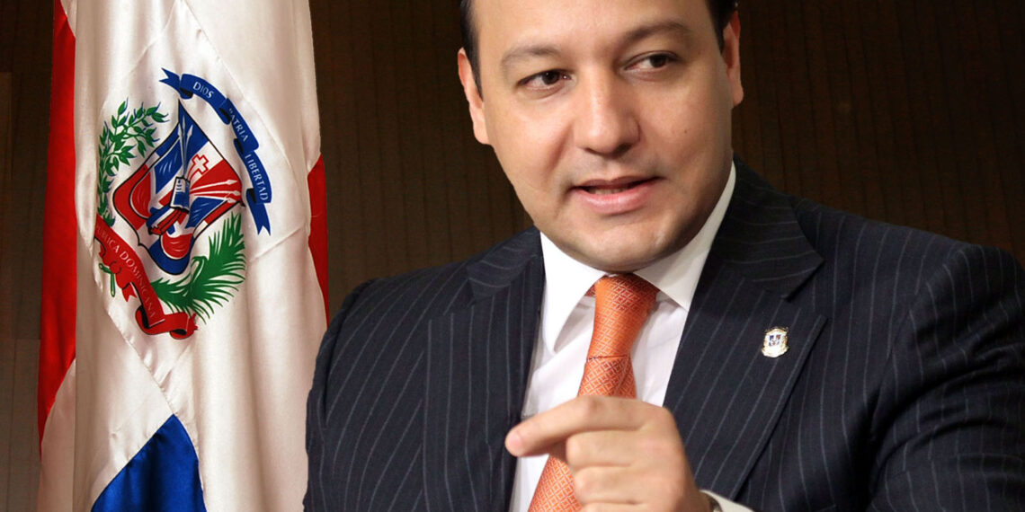 Abel Martínez amplía ventaja en la consulta del PLD