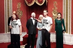 Activistas arrojan tartas al rostro de la figura de cera del rey Carlos III