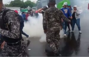 Denuncian agresión policial en marcha de maestros que aprobaron el concurso de oposición  