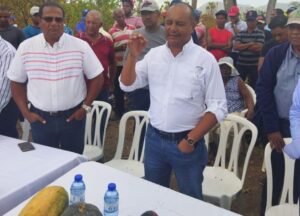 Viceministro de Agricultura supervisa medidas del Gobierno para ayudar productores afectados por Fiona