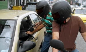 Desaprensivos despojan de pertenencias a empleada de alcaldía de Santiago