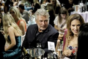 Baldwin acuerda con la familia de la directora fallecida continuar el rodaje de 