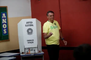 Bolsonaro luego de ejercer el sufragio (Reuters)