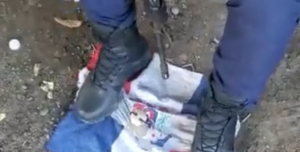 Policías de Haití rompen bandera dominicana