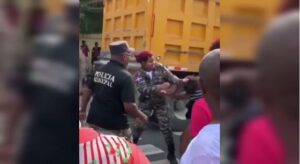 Mujer agrede miembro de la policía del mismo género en Samaná
