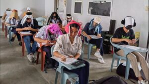 Cascos 'anti-trampa': Se viraliza en redes curioso método para no copiar en exámenes