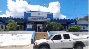 Incautan fusil AM-15 a hombre supuestamente acusado de violencia doméstica en Baní