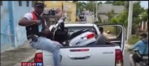Agentes policiales apresan adolescente acusado de robarse 5 pasolas
