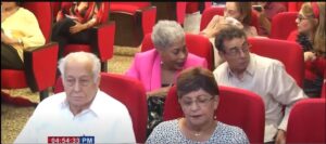 Sumidos en una lucha por reivindicaciones médicos celebran día del adulto mayor
