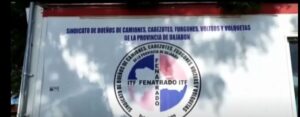 Denuncian choferes de camiones bloquean y boicotean elecciones de Fenatrado en Dajabón
