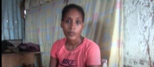 Madre y tres hijos en azua viven en casucha de hojalatas y se acuestan con hambre