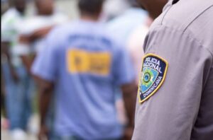Agentes de PN golpean supuestos delincuentes tras asaltar una agencia de motores