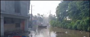 Habitantes de madre vieja norte en San Cristóbal demandan eliminar charco de agua en la calle