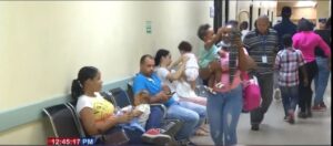 Continúan aumento de consultas por dengue y afecciones respiratorias en el Robert Reid Cabral