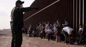 Récord de migrantes detenidos en Estados Unidos 