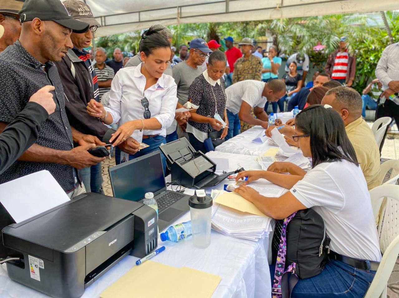 Gobierno inicia entrega de cheques a parceleros y productores de Hato Mayor