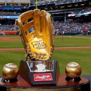 Cinco dominicanos entre los finalistas al Guante de Oro del 2022
