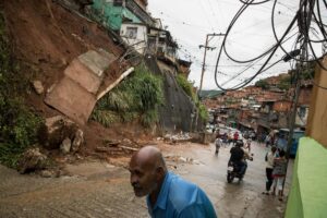 Colapsan vías y hay ríos desbordados por las intensas lluvias en Venezuela