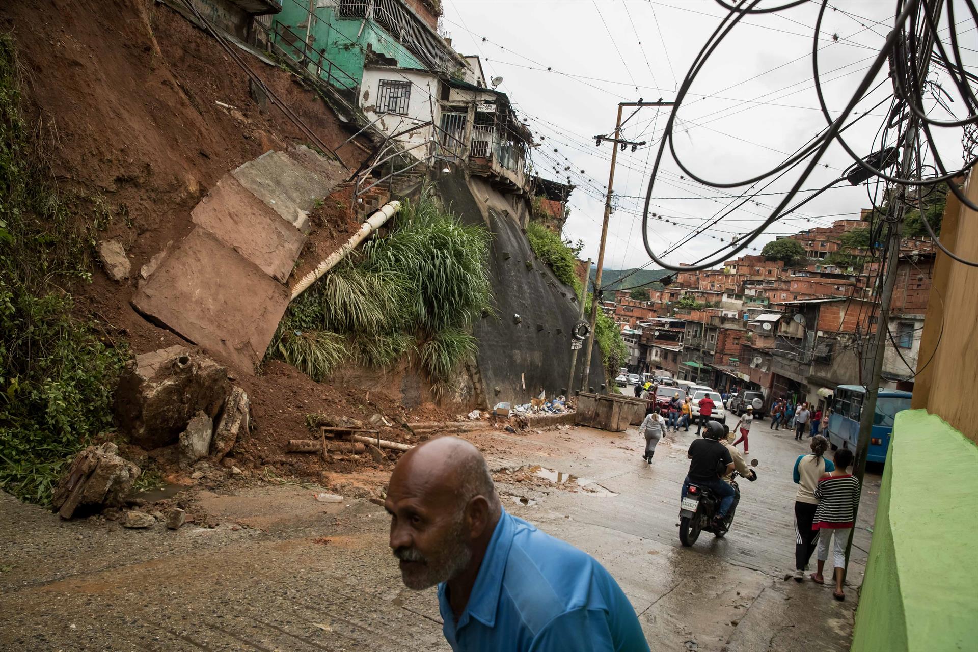 Colapsan vías y hay ríos desbordados por las intensas lluvias en Venezuela