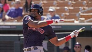 Cuadrangular de Oscar González manda a Cleveland a la Serie Divisional