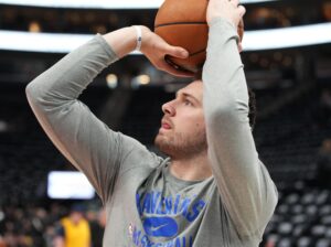 Doncic mete 44 puntos a los Magic e iguala un registro de Jordan
