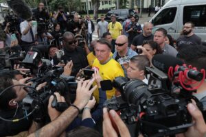 En primera vuelta, se deciden hoy las elecciones; Bolsonaro a la prensa