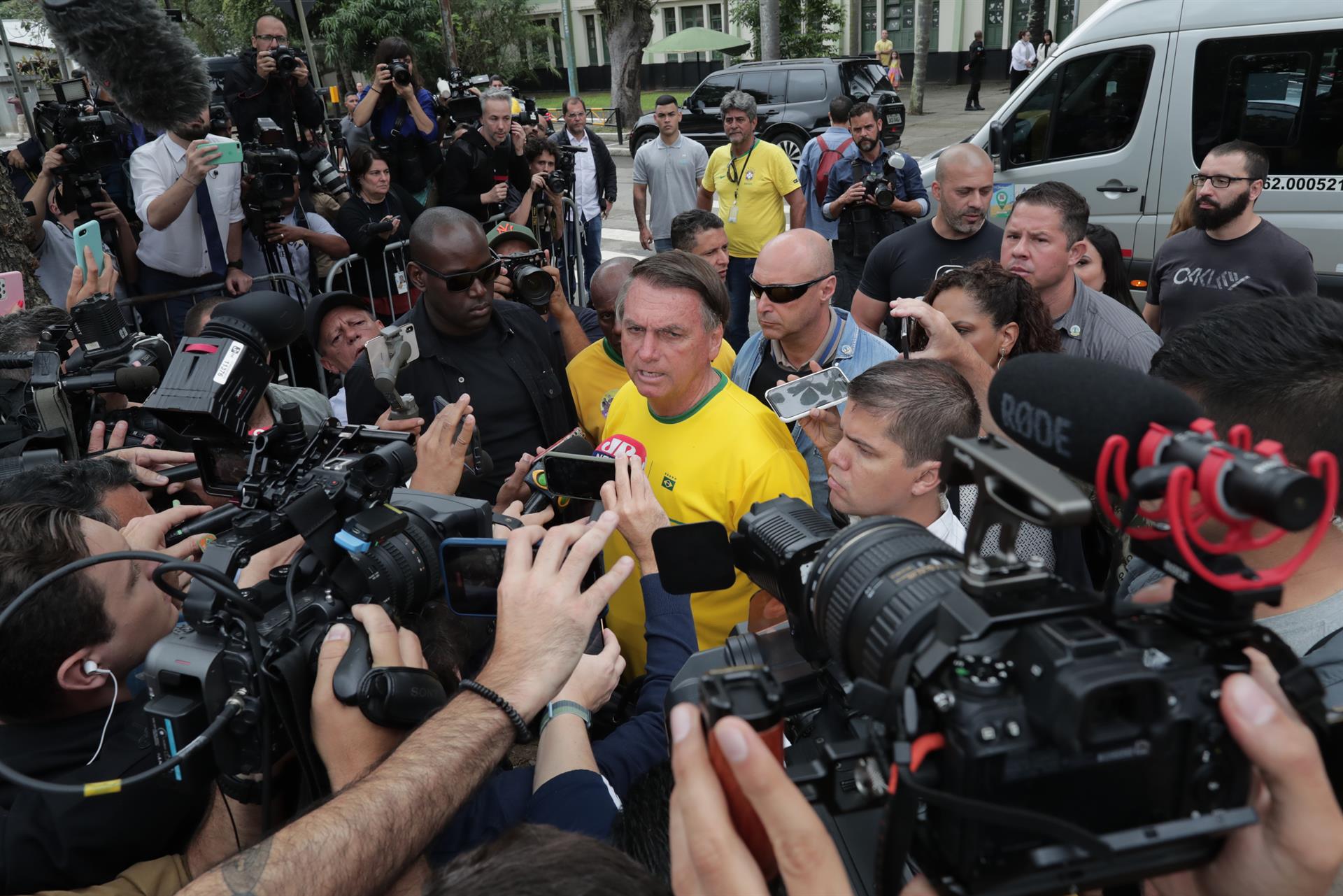 En primera vuelta, se deciden hoy las elecciones; Bolsonaro a la prensa