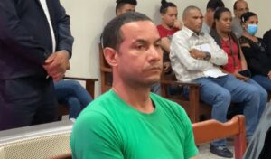 Hombre enfrenta cargos por robar batería de su propio vehículo