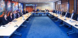 Gobernador Valdez Albizu recibe a un Staff del FMI que evaluará economía dominicana 