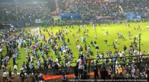 Batalla campal deja 129 muertos en partido de futbol en Indonesia