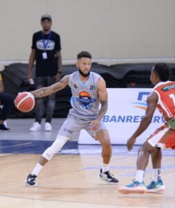 Jayson Valdéz al ataque por Los Prados Basketball Club