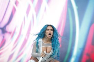Karol G visita en hospital a madre que dio a luz durante su concierto en EE.UU.