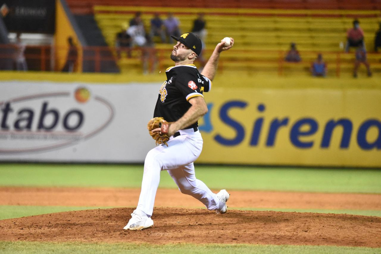 Águilas blanquean a Estrellas y empatan en primer lugar