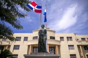 Fiscalía de Santiago solicita prisión preventiva contra mujer que destruyó cristales a vehículo de expareja